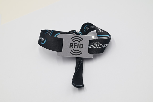 校园卡不但有统一的结构，，，尚有个性化的定制