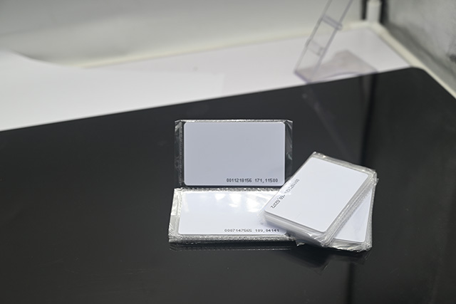 IC卡，，，，，，ID卡，，，，，，M1卡，，，，，，射频卡的区别是什么？？？？