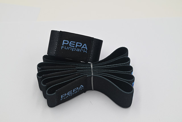 与条形码扫描类似，，，RFID腕带电子标签有一套完整的使用系统