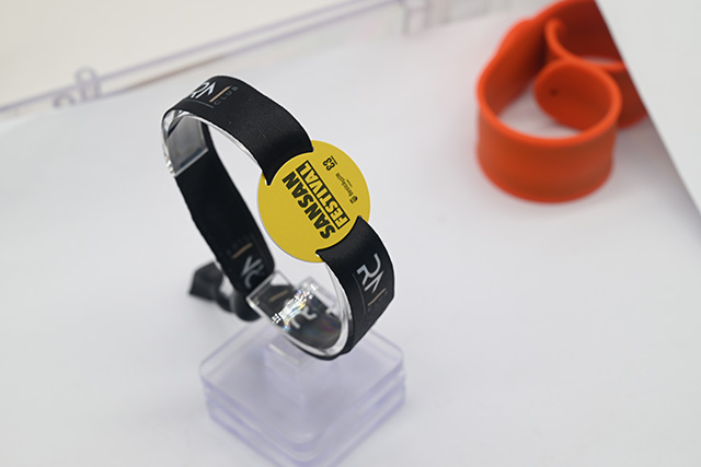 这样的带按键显示屏可视银行卡您是否见过呢？？？？