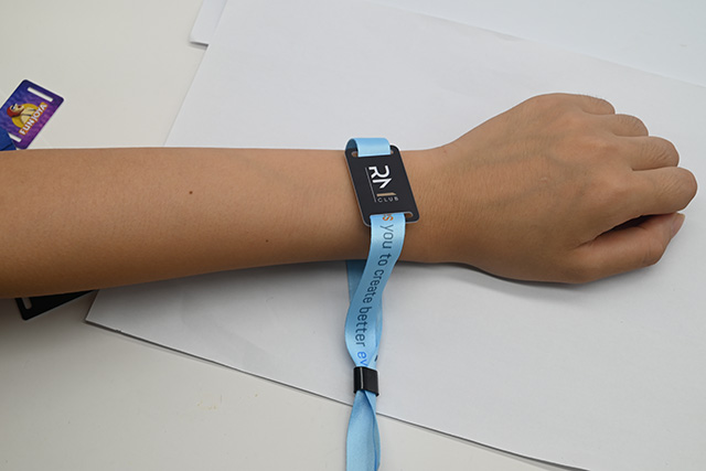 制作人像识别卡的基卡可以是一样平常PVC卡，，，，，也可以是磁卡